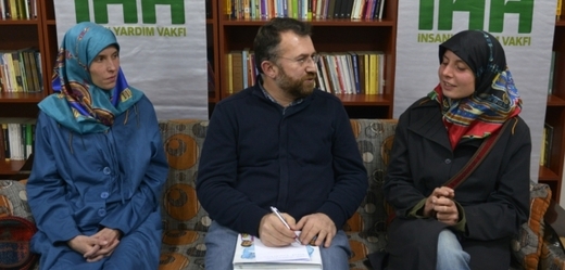 Vyjednávání o propuštění s únosci dva měsíce intenzivně vedla organizace IHH. Mezi dívkami sedí její zástupce Izzet Şahin.