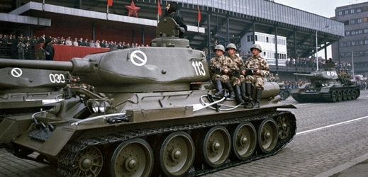 Pětadvacáté výročí osvobození Československa Sovětskou armádou - vojenská přehlídka na Letenské pláni v Praze. Na fotce tank T-34.