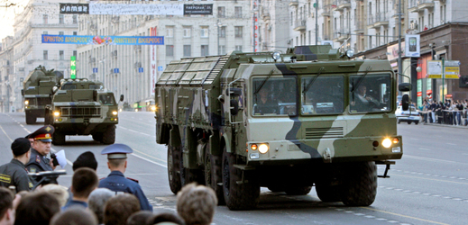 Vojenská přehlídka v Moskvě. Mobilní raketové systémy Iskander.