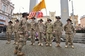 Část konvoje amerických vojáků u pomníku Díky, Ameriko v Plzni.