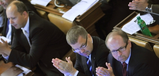 Někdejší poslanci ODS (zleva) Marek Šnajdr, Petr Tluchoř a Ivan Fuksa na zasedání Poslanecké sněmovny 5. září 2012 v Praze.