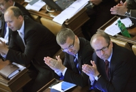 Někdejší poslanci ODS (zleva) Marek Šnajdr, Petr Tluchoř a Ivan Fuksa na zasedání Poslanecké sněmovny 5. září 2012 v Praze.