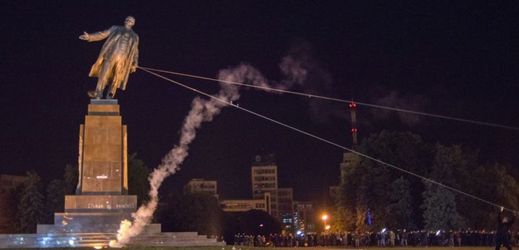 Aktivisti strhávají jednu ze soch Vladimira Lenina, která stála v ukrajinském Charkově (září 2014).