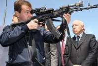 Premiér Medveděv při návštěvě speciální jednotky na Kavkaze.