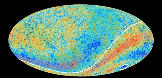 Kosmické pozadí, jak ho zobrazila družice Planck. Bílá čára označuje předěl mezi nebeskými polokoulemi. Chladná skvrna je v kroužku.