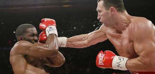 Boxerský šampion Vladimir Kličko zasazuje úder Bryantu Jenningsovi z USA