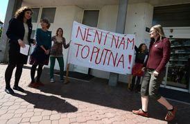 Studenti Fakulty humanitních studií Univerzity Karlovy protestovali proti nejmenování akademika Martina C. Putny profesorem.
