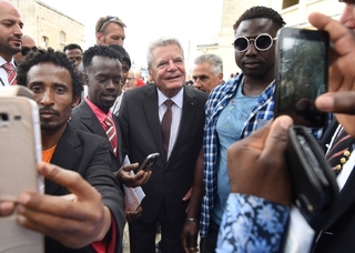 Německý prezident Gauck se fotí s uprchlíky v Berlíně.