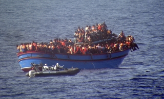 Další a další lodě s uprchlíky z Afriky.
