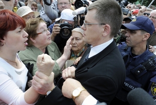 Lotyši v Rize protestují proti ekonomice vlády.
