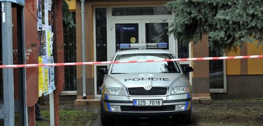 Policie před vchodem do restaurace v Uherském Brodě.