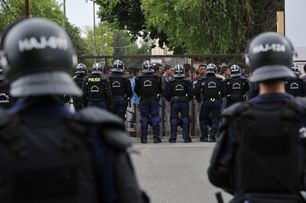 Kvůli nepokojům mezi migranty použila policie slzný plyn.