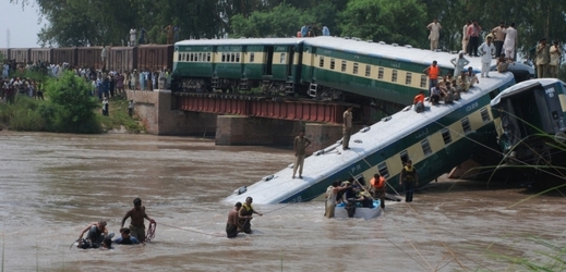 Zřícení vlaku v Pákistánu.