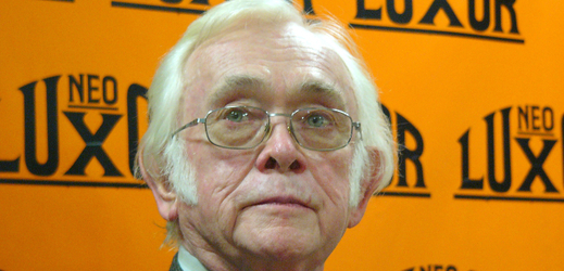 Spisovatel Josef Škvorecký v pražském Paláci knih Luxor, kde 5. října 2004 prezentoval tři knihy.