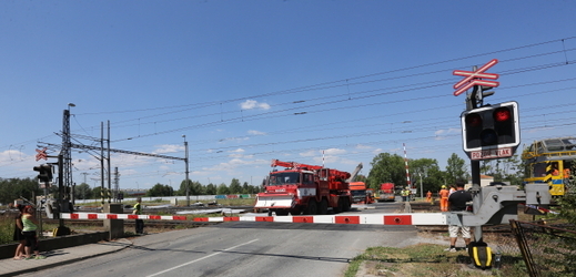 U Studénky na Novojičínsku se 22. července srazil na zabezpečeném přejezdu vlak Pendolino s kamionem. Srážka si vyžádala dva lidské životy a několik zraněných lidí. Na snímku hasiči odklízejí trosky z kolejiště (ilustrační foto).