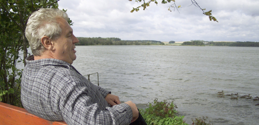 Miloš Zeman na oblíbené procházce na hrázi Veselského rybníka poblíž jeho chalupy (snímek z roku 2004).