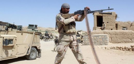 Afghánský voják při přípravě zbraně do boje proti Talibanu.