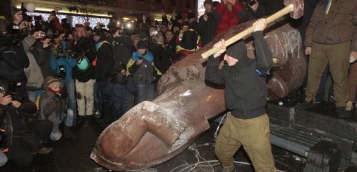 Dav lidí v centru Kyjeva ničí sochu Lenina.