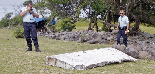 Nalezená část letadla na ostrově Réunion.