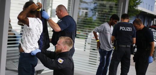 Němečtí policisté kontrolují imigranty (ilustrační foto).