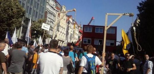 Šibenice na demonstraci v Praze proti imigrantům. Policisté nezasáhli, politikům trvalo několik hodin, než věc odsoudili.