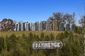 Stonehenge z polystyrenu, Natural Bridge, Virginie.Na světě existuje několik replik proslulého Stonehenge v životní velikosti a některé z nich jsou opravdu unikátní. Ve Virginii v Natural Bridge se nachází jedna z nich - je vyrobena z polystyrenu a přezdívá se „Foamhenge". Repliku zde v roce 2004 postavil americký umělec Mark Cline a jedná o jeho nejúspěšnější projekt. Každý polystyrenový „kámen" odpovídá tomu skutečnému a je umístěn v astronomicky správné poloze.
