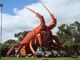 Obří humr, Kingston SE, Austrálie.Tato obrovská socha je považována za jednu z nejzajímavějších turistických atrakcí v jižní Austrálii a je přezdívána jako „Humr Larry". Obrovský humr byl navržen a zrekonstruován Paulem Kellym, Ianem Backlerem a Robem Moysem v roce 1979. Larry je vyroben z oceli a sklolaminátu a měl především upoutat pozornost na místní restauraci v návštěvnickém centru.  Je 17 metrů vysoký, 15 metrů dlouhý, téměř 14 metrů široký a jeho konstrukce váží zhruba čtyři tuny.