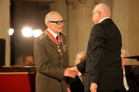 Jan Plovajko převzal v roce 2010 státní vyznamenání z rukou prezidenta Václava Klause.