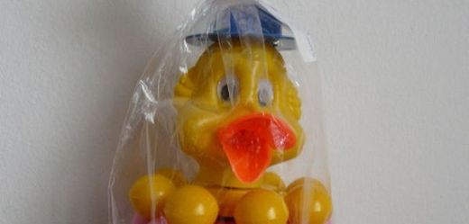 Barevná plastová hračka s hlavou kačera je nebezpečná zejména pro děti do tří let.