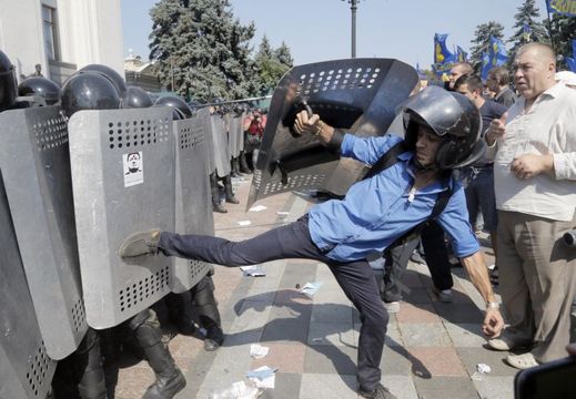 Demonstranti se střetli s policií před parlamentem.