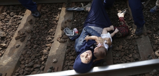 Syrská matka leží na kolejích v Maďarsku.