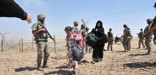 Lidé utíkající před střety mezi Kurdy a Islámským státem (ilustrační foto).