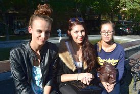 Studentky Univerzity Komenského v Bratislavě, všechny tři uprchlíky odmítají.
