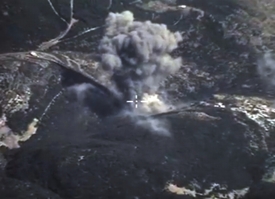Letecký pohled na výbuch ruské bomby v Sýrii.