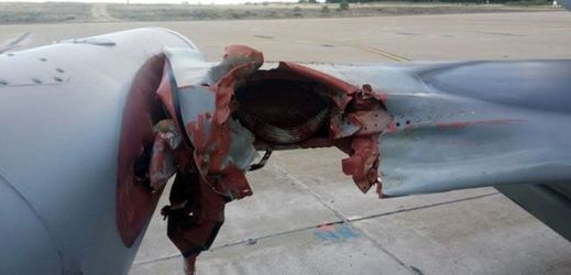 Takhle sup poničil křídlo letounu L-159. 