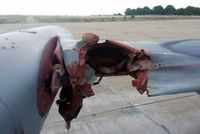 Takhle sup poničil křídlo letounu L-159. 
