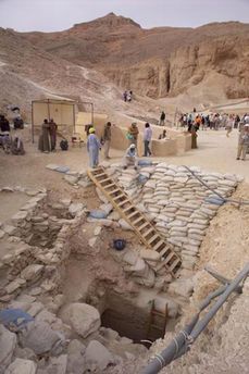 Vědci budou prohledávat hrobku Tutanchamona, která by mohla obsahovat komoru s ostatky Nefertiti.