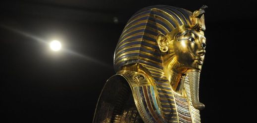 Slavná Tutanchamonova zlatá maska, kterou měla na sobě jeho mumie v sarkofágu.