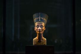 Slavná busta Nefertiti.