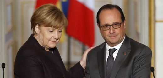 Velké přátelství. Merkelová s prezidentem Hollandem na summitu.