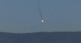 Ruský bombardér Su-24 padá po zásahu k zemi.
