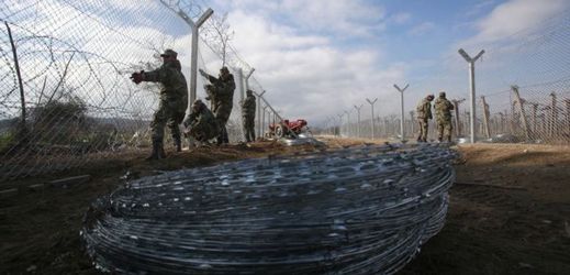 Makedonští armádní vojáci stavějí druhý plot na hranici s Řeckem, v blízkosti jihomakedonského města Gevgelija.