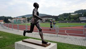 Bronzová socha atleta Emila Zátopka v nadživotní velikosti na Stadionu mládeže ve Zlíně. Čtyřnásobný olympijský vítěz ve vytrvalostním běhu začínal svoji sportovní dráhu ve čtyřicátých letech právě ve Zlíně, kde pracoval u firmy Baťa. Sochu navrhl zlínský výtvarník Radim Hanke.