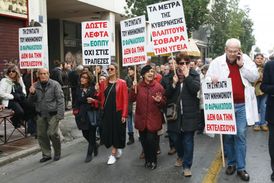Protestů v centru Athén se společně účastní obyvatelé různých věkových skupin.