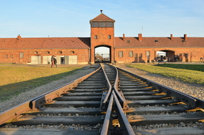 Nacistický koncentrační tábor Osvětim (Auschwitz I) vznikl v areálu bývalých polských jezdeckých kasáren.