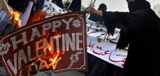 Pákistánská demonstrace proti slavení západního svátku zamilovaných.