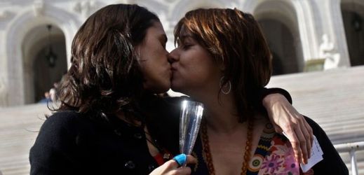 Ženy za polibek na veřejnosti byly vsazeny na tři dny do vazby (ilustrační foto).