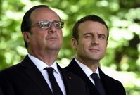 François Hollande (vlevo) a jeho nástupce Emmanuel Macron.