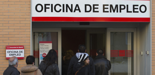 Španělé stojící frontu na úřadu práce. Foto z roku 2013.