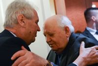 Miloš Zeman (vlevo) a Michail Gorbačov.